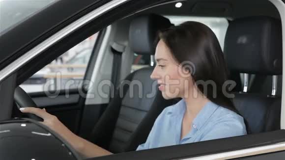 女人看着车窗外视频的预览图