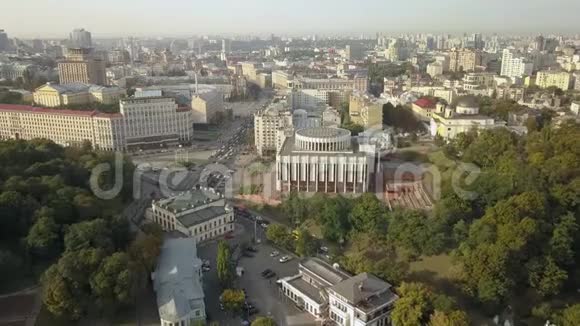 早上乘坐汽车前往基辅市中心的空中景观爱乐乐团Khreshchatyk街和基辅欧洲广场视频的预览图