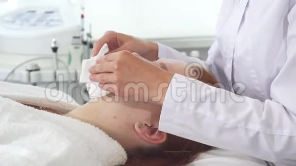 美容师用餐巾擦客户脸视频的预览图