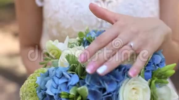 新娘捧着婚礼花束的特写视频的预览图