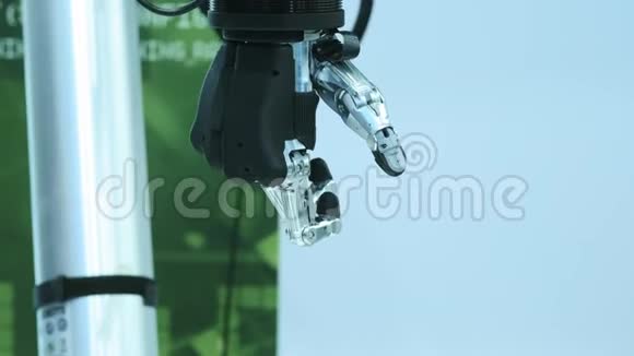 现代科技机器人的人手臂是机械手现代假肢未来就是现在拇指在动视频的预览图