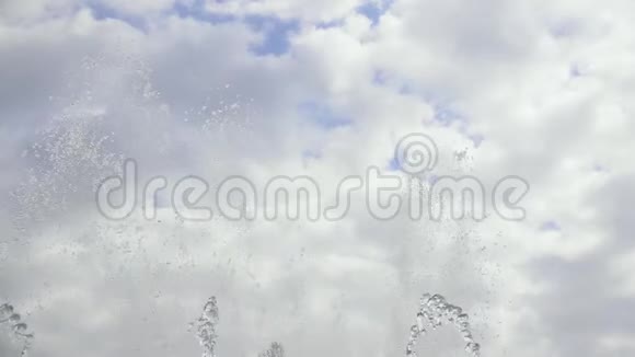 从喷泉中缓慢地向天空泼水视频的预览图