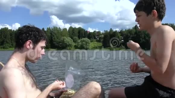 脚踏船上的人吃爆米花视频的预览图