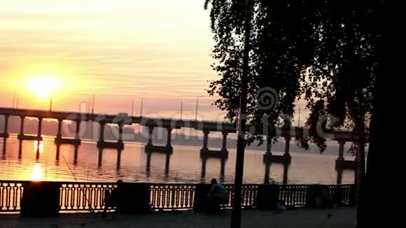 桥后太阳从河上升起水面反射视频的预览图