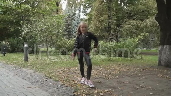 可爱的女孩在公园里跳舞厅舞慢动作视频的预览图