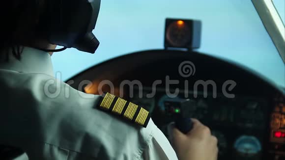 驾驶商用飞机飞行员用对讲机传送信息视频的预览图
