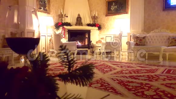 圣诞内饰客厅室内装修壁炉和圣诞树视频的预览图