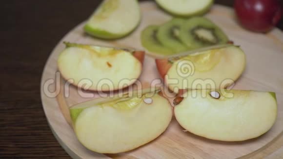水果苹果猕猴桃李子放在桌子上它们是为维生素鸡尾酒准备的相机的移动视频的预览图