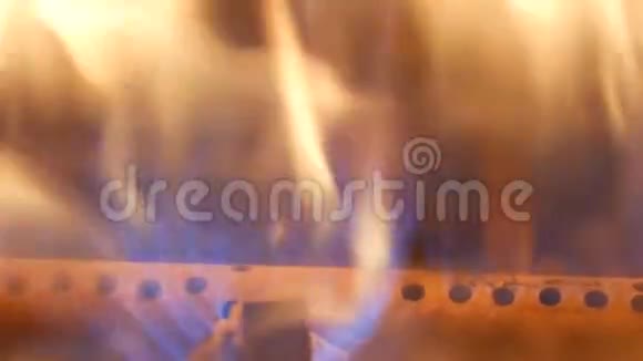 古老的煤气壁炉火焰燃烧视频的预览图