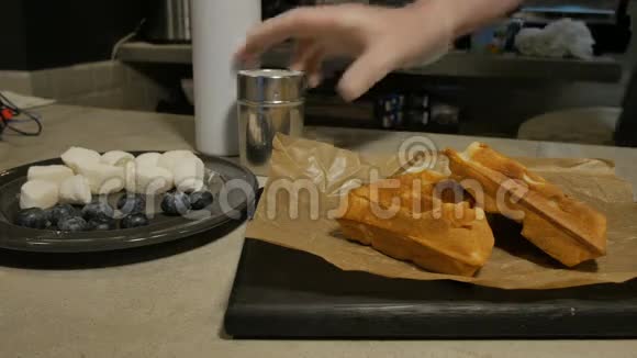 烹饪装饰华夫饼视频的预览图