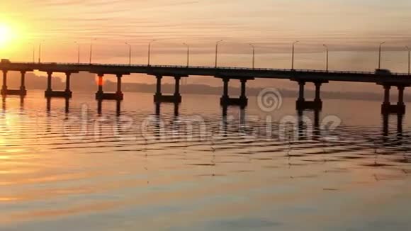 桥后太阳从河上升起水面反射视频的预览图