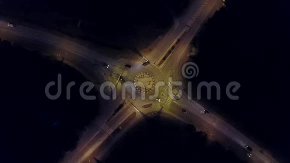 在夜间空中俯视汽车道路环形交叉路口的时间间隔视频的预览图