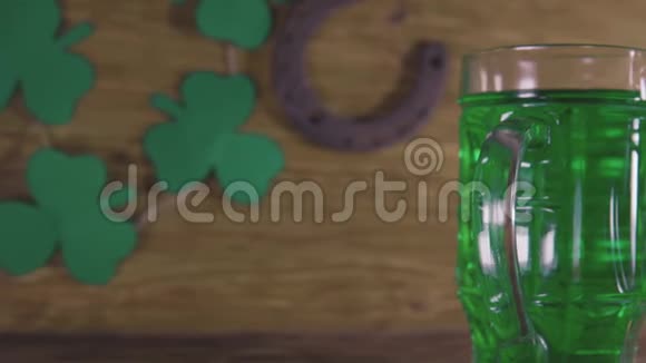 圣帕特里克节绿色啤酒和三叶草视频的预览图