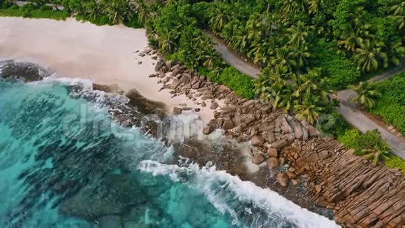 鸟瞰美丽的异国热带海滩在马河岛塞舌尔海浪和蓝色泻湖以及椰子视频的预览图