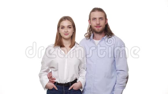 4k白种人年轻夫妇在白色背景下拥抱和微笑视频的预览图