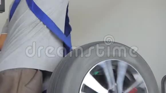 亚洲技术人员正在修理车库里的轮胎视频的预览图
