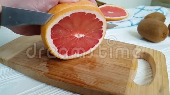 刀在木制慢镜头上切柚子视频的预览图