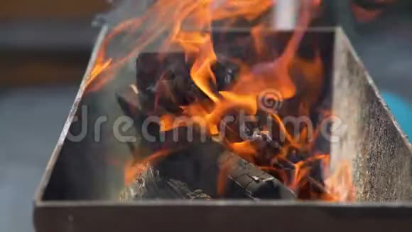 用铜炉烧柴火视频的预览图