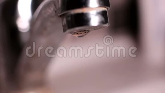 慢动作水从水龙头里掉下来视频的预览图