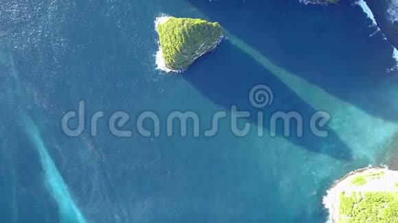 飞越热带海岸的岩石鸟瞰图视频的预览图
