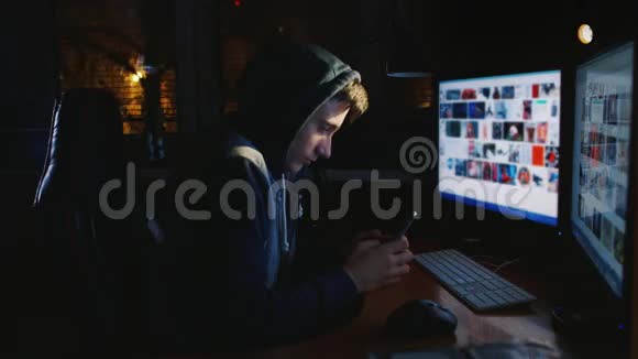 那个十六岁的家伙深夜坐在电脑附近用手机青少年网瘾视频的预览图