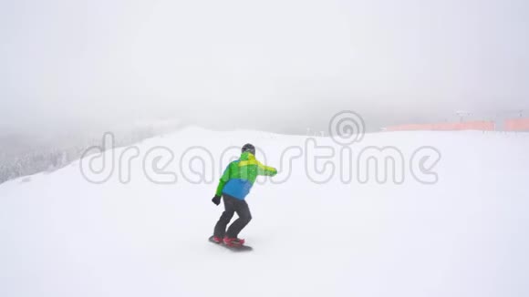 极限滑雪者骑着新鲜的粉末雪下陡峭的山坡视频的预览图