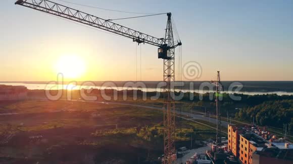 建筑起重机在日落背景上房地产概念视频的预览图