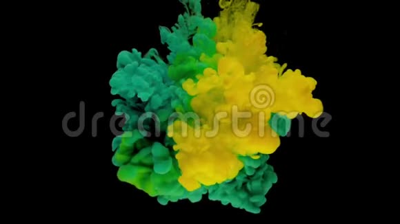 彩色的绿色和黄色的墨水滴在水中视频的预览图