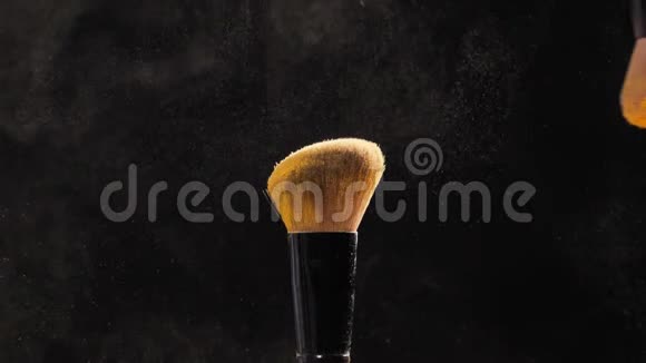 化妆用金色化妆粉刷视频的预览图