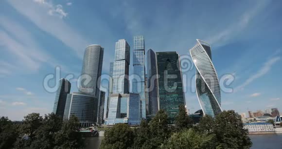 时光流逝云移过莫斯科国际商务中心的摩天大楼视频的预览图