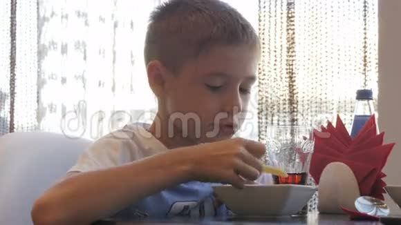 男孩在咖啡馆里有炸薯条视频的预览图