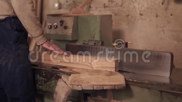 合上木工用木质材料在电锯上工作的人的镜头慢动作视频的预览图