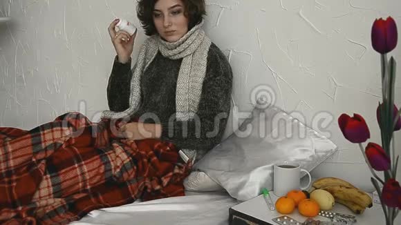 一个病妇躺在床上喝避孕药视频的预览图