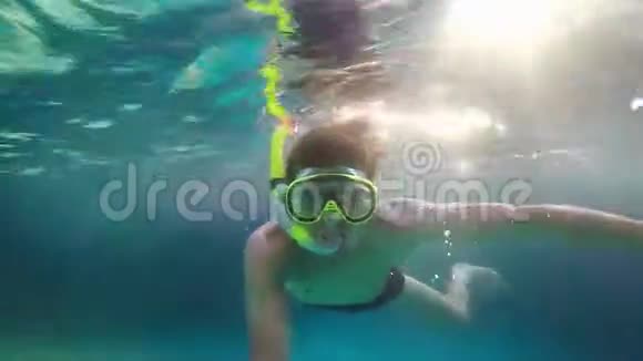 戴眼镜游泳的年轻人1920x1080视频的预览图
