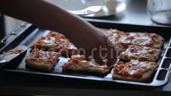 把披萨片放在烤盘上视频的预览图