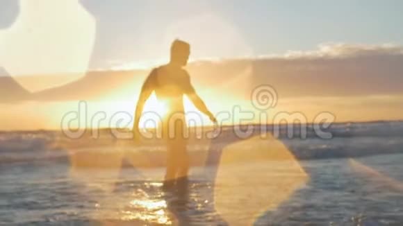 憔悴的肌肉男在夕阳下的剪影中走开视频的预览图