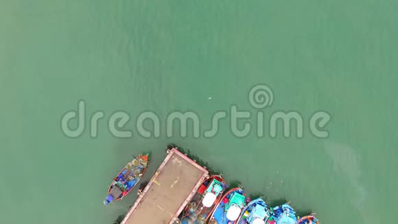 泰国南部PrachapKhirikhan渔船鸟瞰图视频的预览图