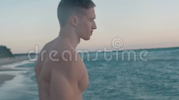 肌肉男在日出时出海度假慢动作录像视频的预览图