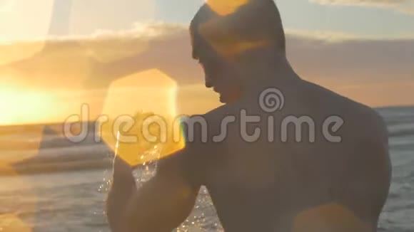 4K英俊的肌肉男站在海边看着视频的预览图