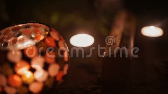 在黑暗的背景下香棒和蜡烛在燃烧和烟雾香烟和蜡烛的烟雾视频的预览图