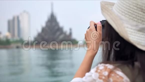 女游客为亚洲寺庙拍照视频的预览图