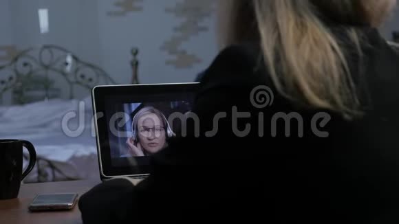 视频会议与导师在家接受在线教育的年轻女性远程教育4K视频的预览图