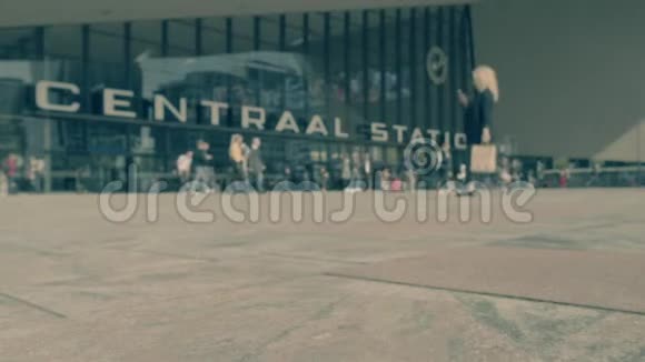 美丽的运动模糊与步行的人在火车站旅行概念生活方式视频的预览图