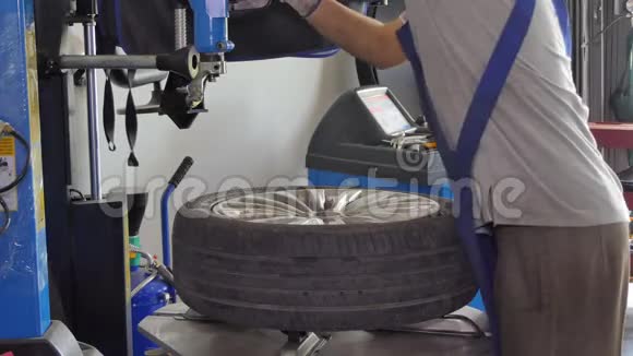 亚洲技术人员正在修理车库里的轮胎视频的预览图