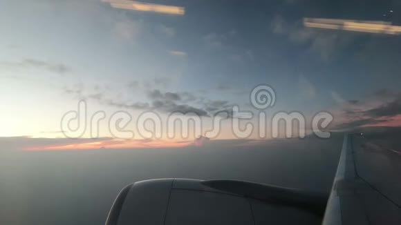 商务飞机窗大引擎日落景色视频的预览图