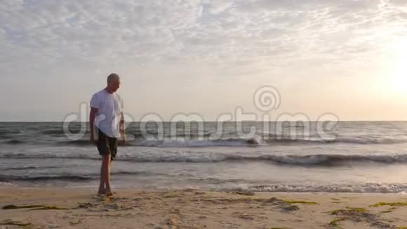 太阳落山时在海边练习瑜伽体式视频的预览图