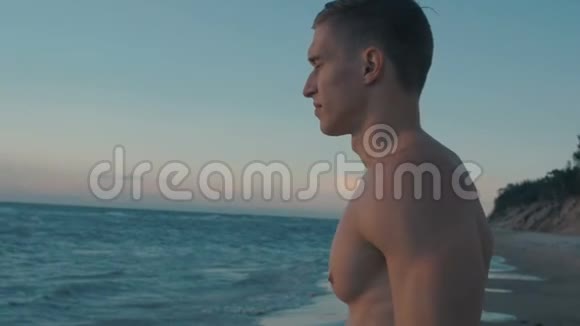 运动男子度假去海滩日出慢动作录像视频的预览图