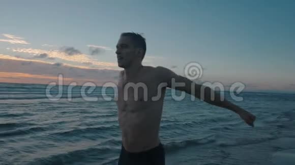运动员在日落时在海边跑步前锻炼身体视频的预览图