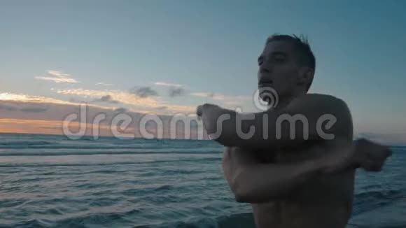 在海边锻炼的运动员视频的预览图