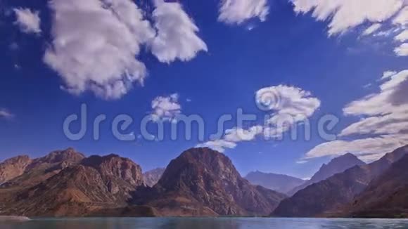 山湖云雾迷离放大伊斯坎德库尔视频的预览图